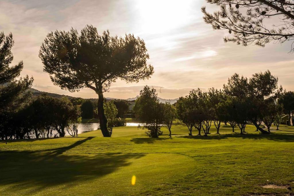 Magnifique Vue Lac Au Golf De Pont-Royal Mallemort Buitenkant foto