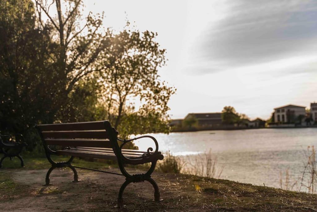 Magnifique Vue Lac Au Golf De Pont-Royal Mallemort Buitenkant foto